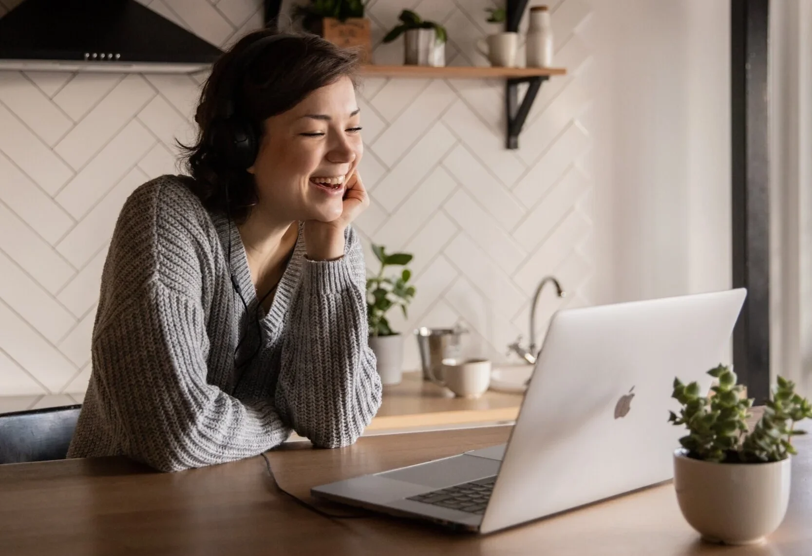 lady+loving+online+therapy+